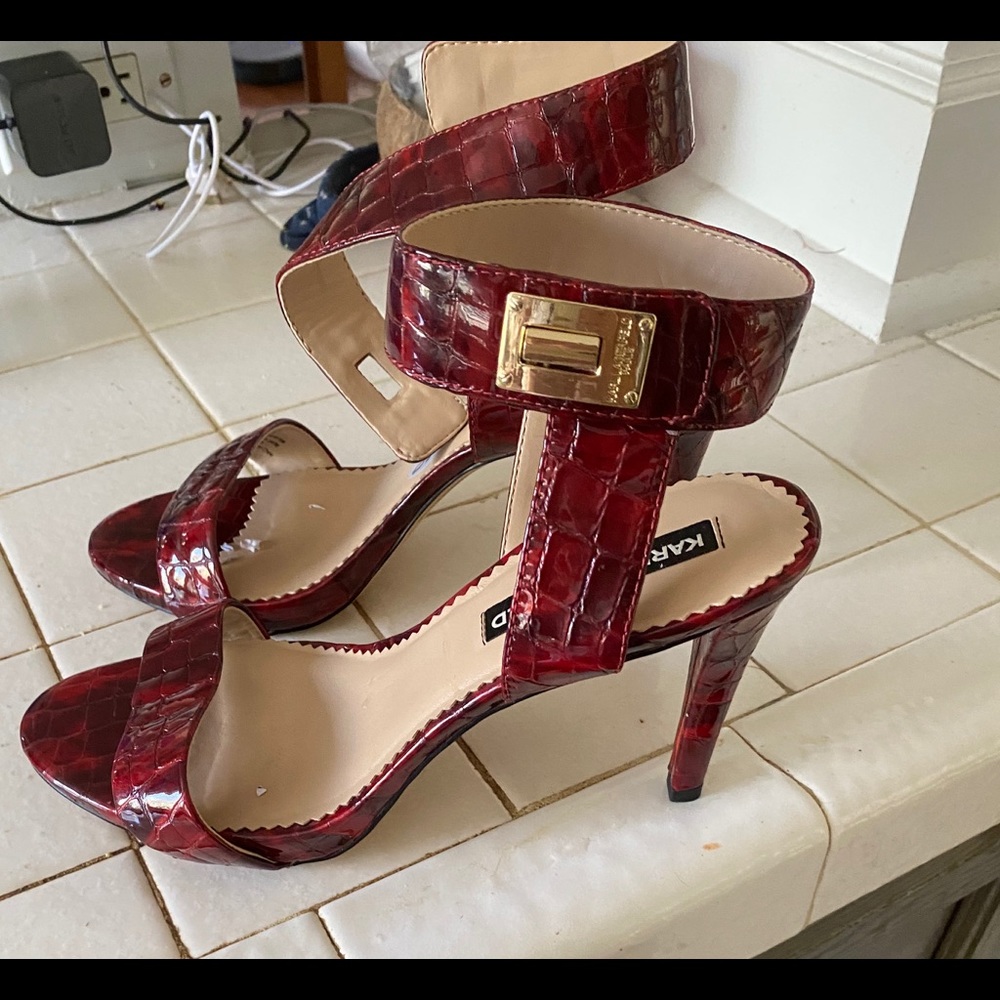 Gorgeous Maroon heels with gold clasp